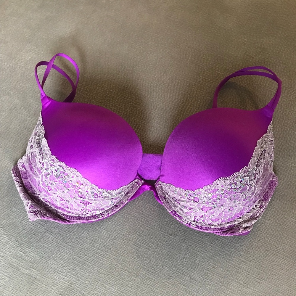 💕Victoria’s Secret very sexy purple push-up bra💕